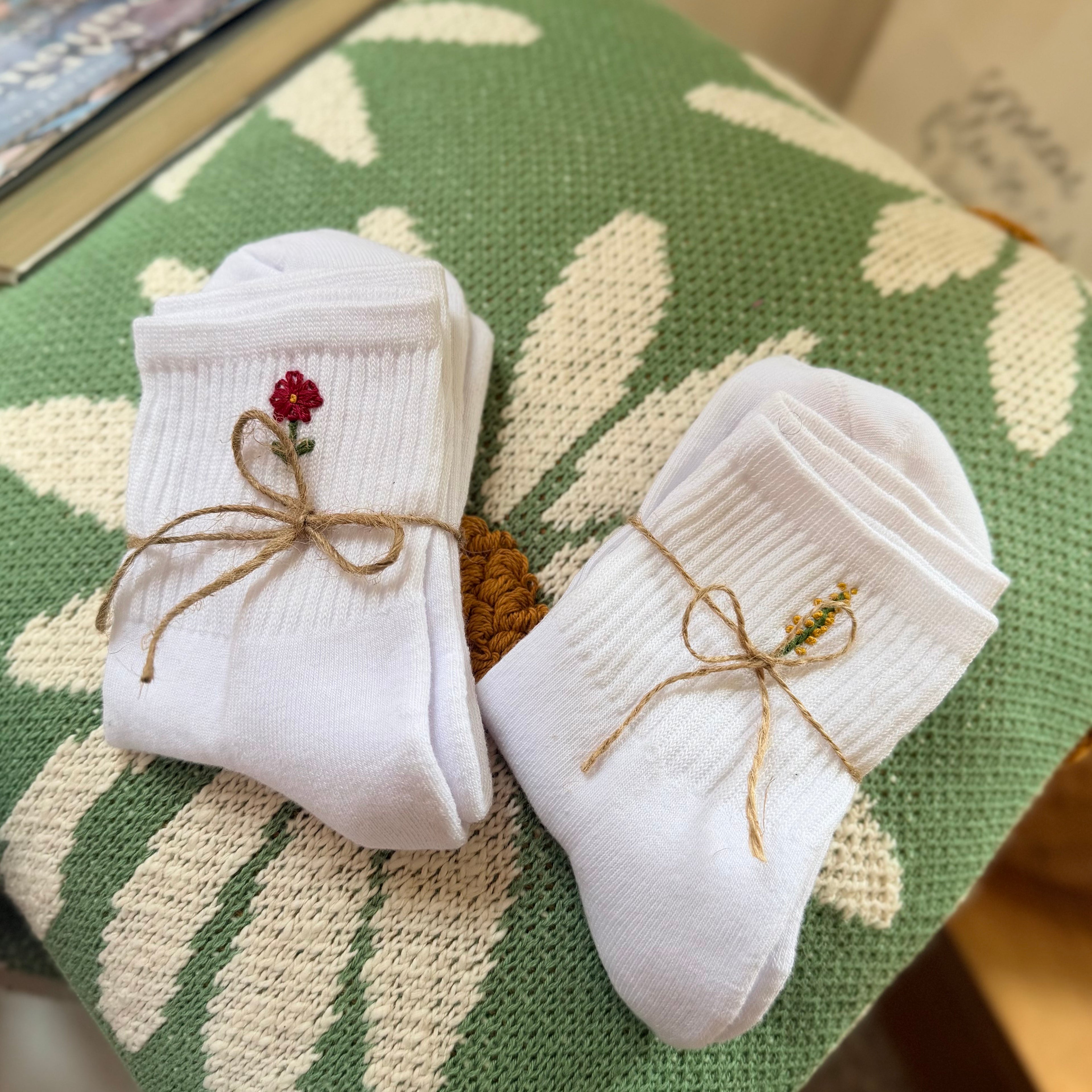 Socks with embroidered flower